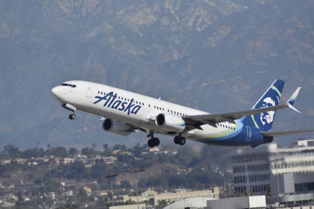 Boeing 737-900 (N263AK) - Alaska Airlines Boeing 737-900 departing KLAX.