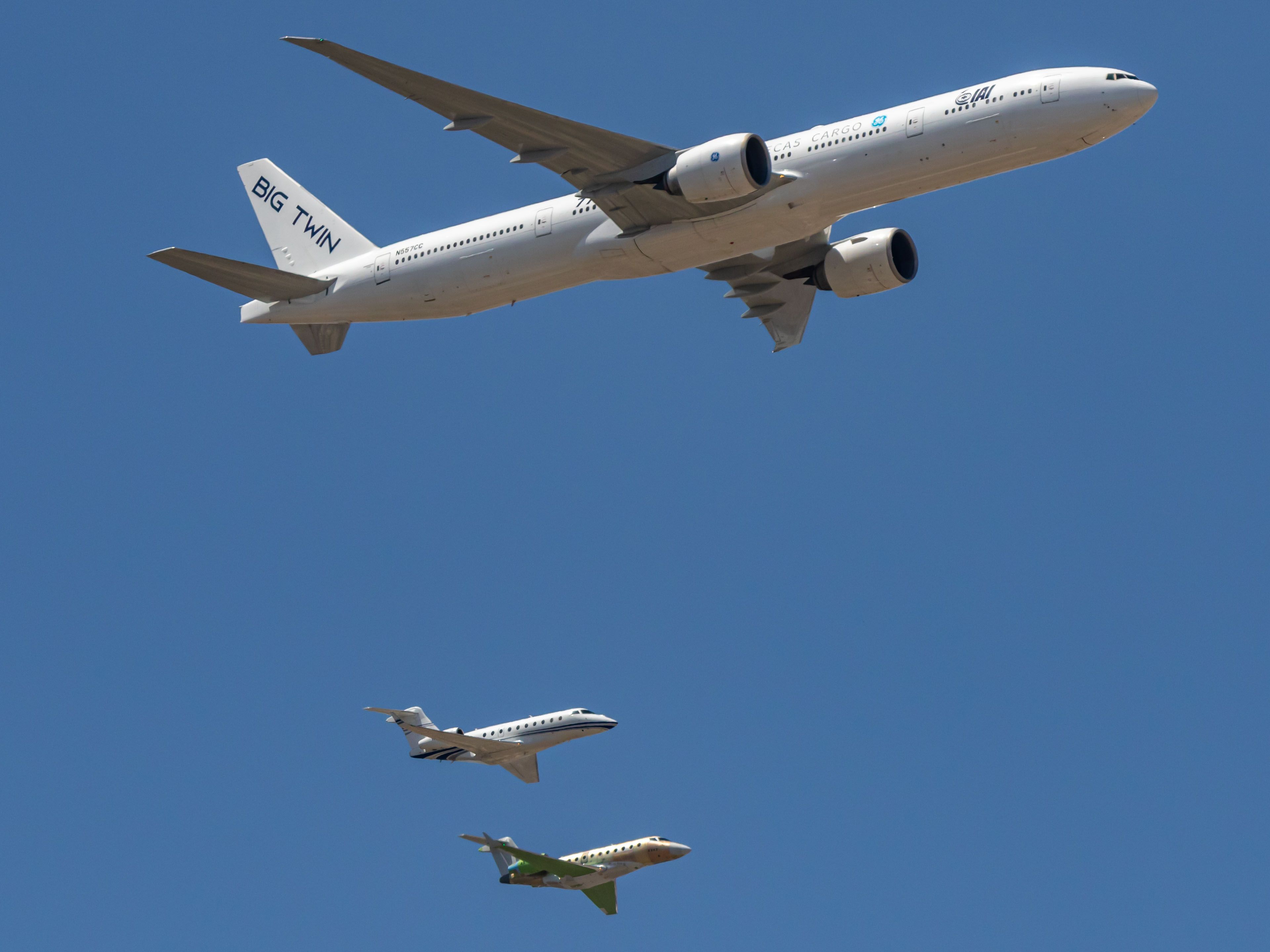 BOEING 777-300ER (N557CC)