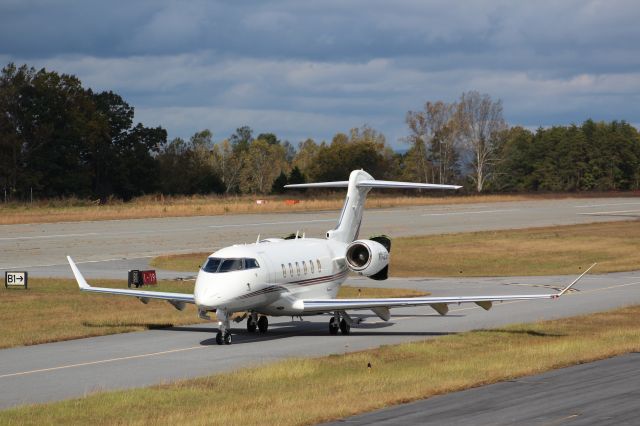 Bombardier Challenger 300 (N742QS)