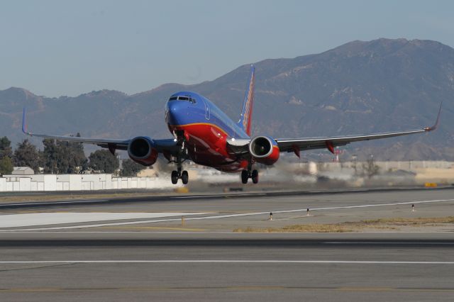 Boeing 737-700 — - Departing Runway 15