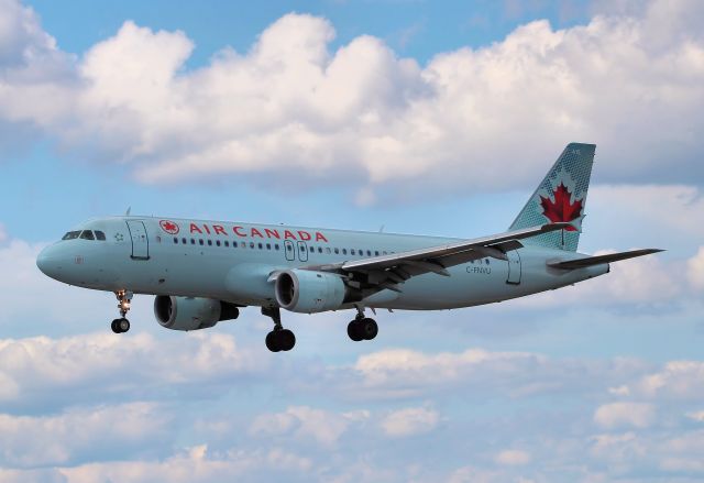 Airbus A320 (C-FNVU) - Arriving from Toronto Pearson Airport on rwy 25