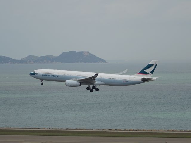 Airbus A330-300 (B-HLN)