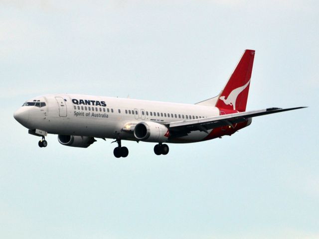BOEING 737-400 (VH-TJS) - A Qantas old girl on short finals for runway 05. Thursday 12th July 2012.