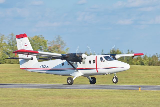 De Havilland Canada Twin Otter (N190KM) - Dehavilland Twin Otter DHC-6 on take off with a load of jumpers. 