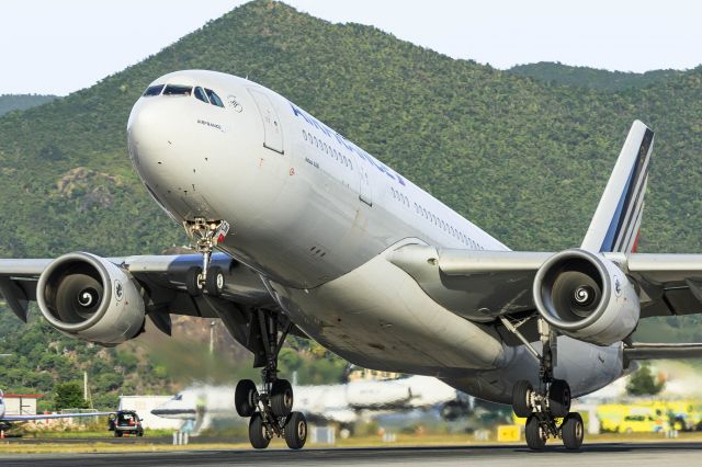 Airbus A330-200 (F-GZCN) - Air France Airbus A332 (F-GZCN) departing St Maarten for Paris on a sunny afternoon when the hills was still green. 