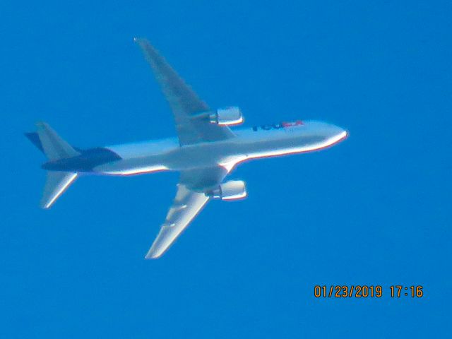 BOEING 767-300 (N121FE)