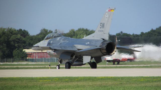 Lockheed F-16 Fighting Falcon — - Oshkosh EAA air venture 