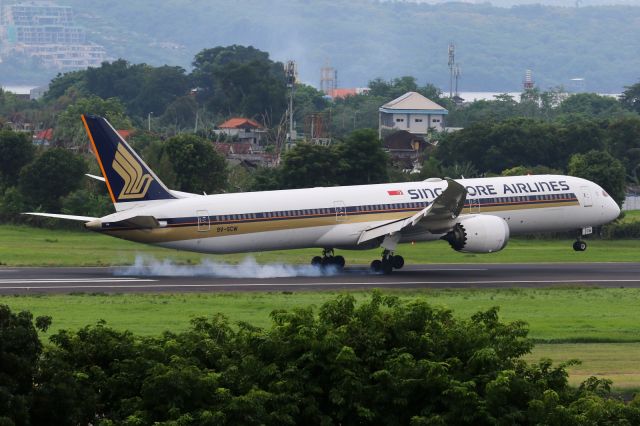 BOEING 787-10 Dreamliner (9V-SCW)