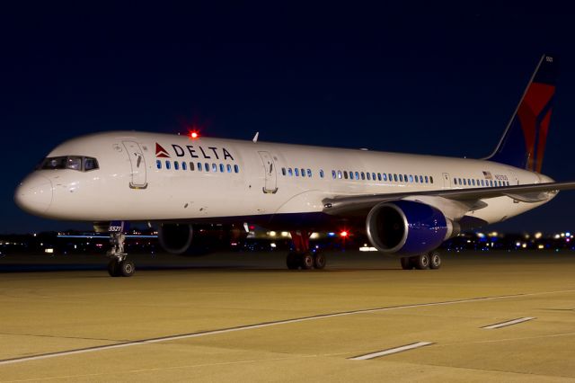 Boeing 757-200 (N521US) - Dec. 7, 2011.