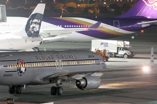 Boeing 737-800 (N569AS)