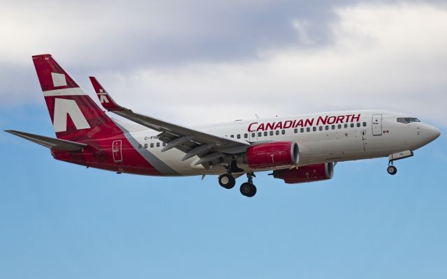 Boeing 737-700 (C-FHBO)