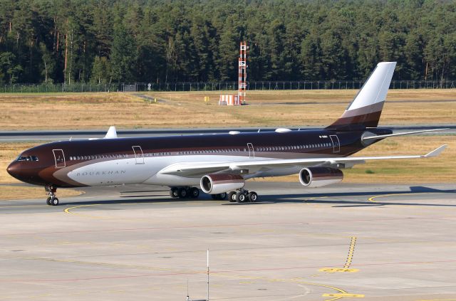 Airbus A340-300 (M-IABU)