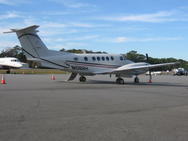 Beechcraft Super King Air 200 (N106RH) - 11/28/09