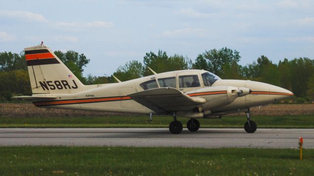 Piper Aztec (N58RJ)