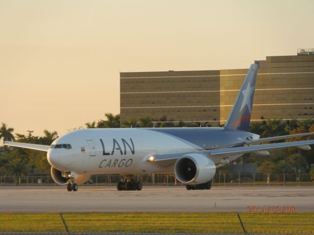 BOEING 777-200LR (N776LA)