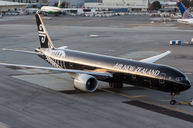 BOEING 777-300ER (ZK-OKQ)