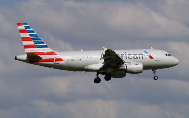 Airbus A319 (N749US)