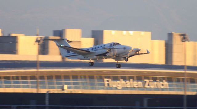 Beechcraft Super King Air 200 (N537EM)