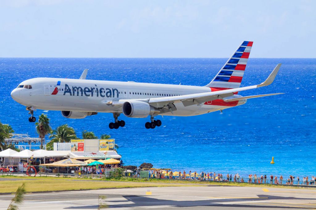 BOEING 767-300 (N393AN) - American airlines over the piano keys at St Maarten.