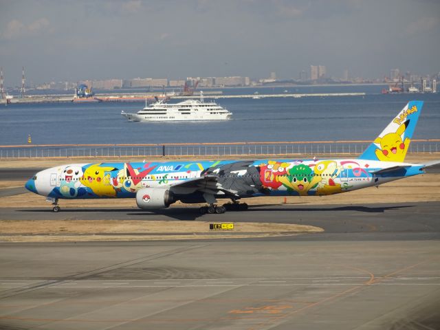 BOEING 777-300 (JA754A) - 羽田空港第２ターミナル展望デッキ北側よりC滑走路方向を撮影