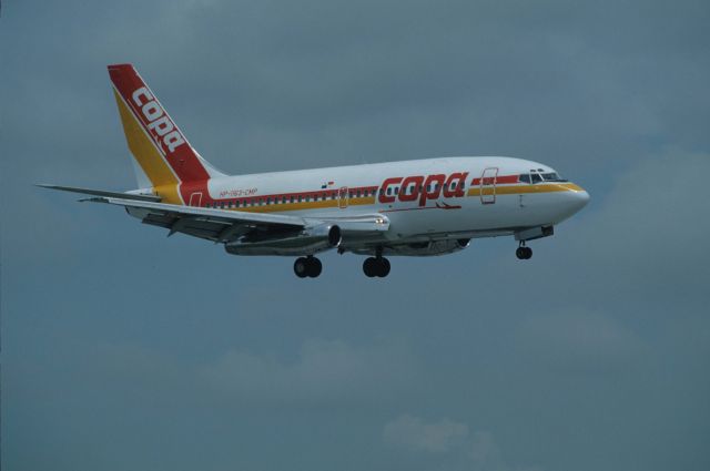 Boeing 737-200 (HP-1163CMP) - Final Approach to Miami Intl Airport on 1990/08/26