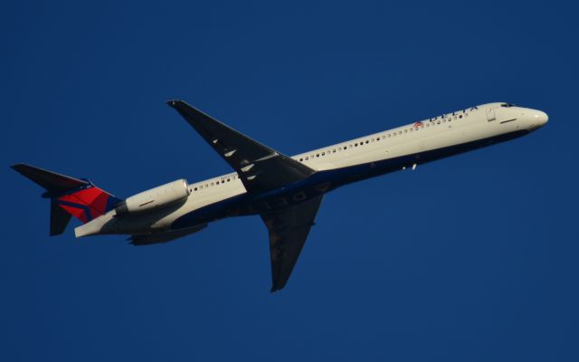 McDonnell Douglas MD-88 (N977DL) - Delta MD-88 climbing out of Nashville into beautiful blue skies. Destination is Atlanta. br /Picture taken January 19, 2018.