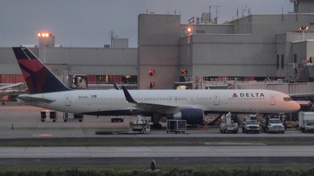 Boeing 757-200 (N699DL) - ex-Song