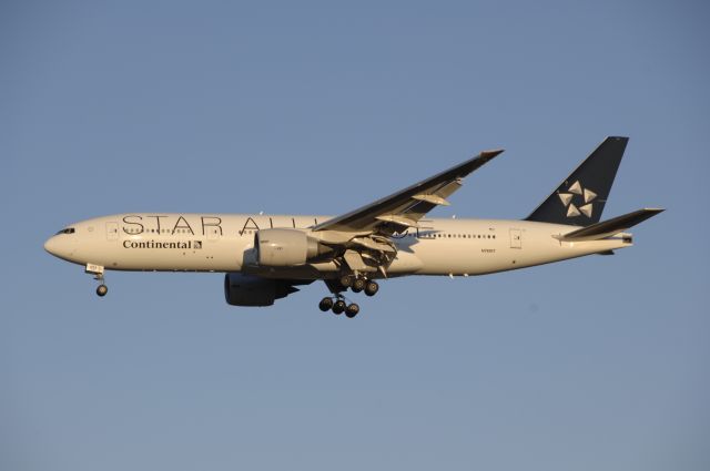 Boeing 777-200 (N78017) - Final Approach to Narita Intl Airport R/W34L on 2010/1/1 Star Alliance c/s