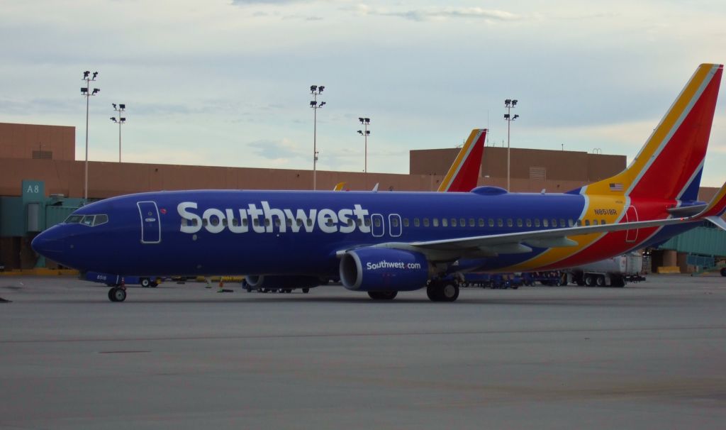 Boeing 737-800 (N8518R) - Cropped
