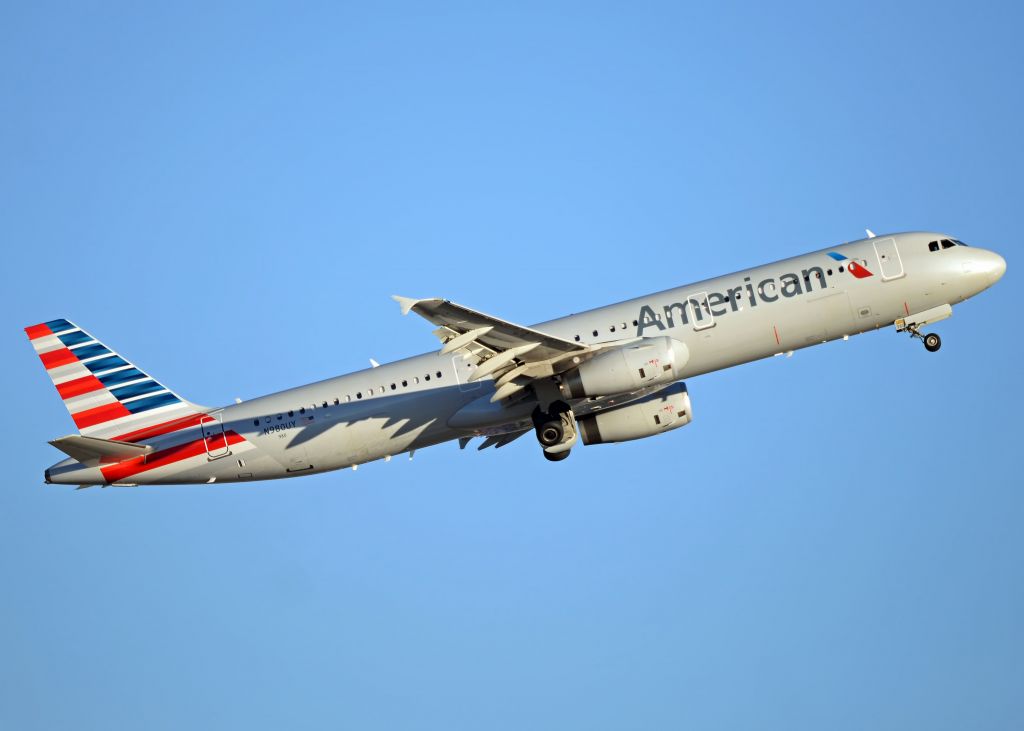 Airbus A321 (N980UY)