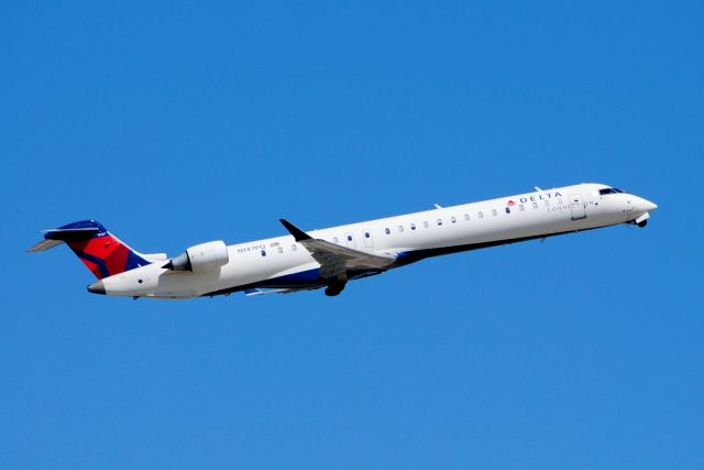 Canadair Regional Jet CRJ-900 (N147PQ) - Departing runway 5 for Atlanta.