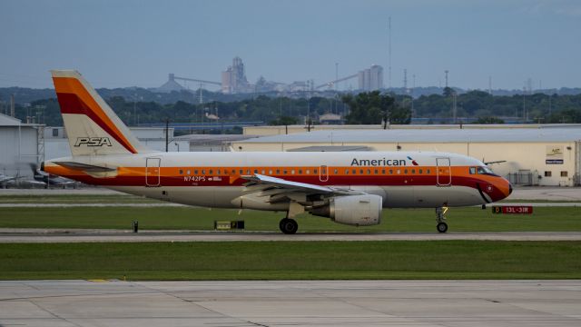 Airbus A319 (N742PS) - PSA livery arriving