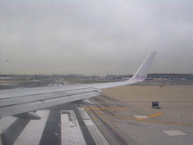 Boeing 757-200 — - 04132010 AAL 123 turning onto Rwy13