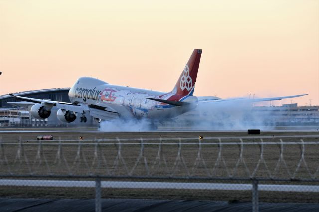 BOEING 747-8 (LX-VCM) - Touch Down - ! Smoke those tires. 5-L 03-08-23. Arriving at sunset.
