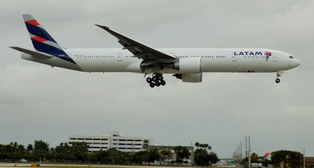 BOEING 777-300ER (PT-MUC)