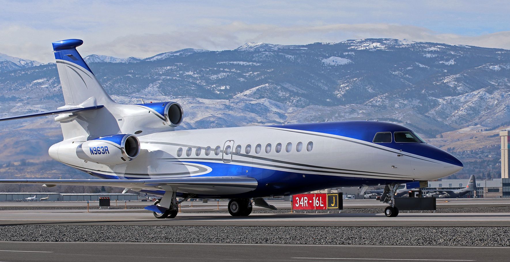 Dassault Falcon 7X (N963R) - Taxiing north on Charlie.