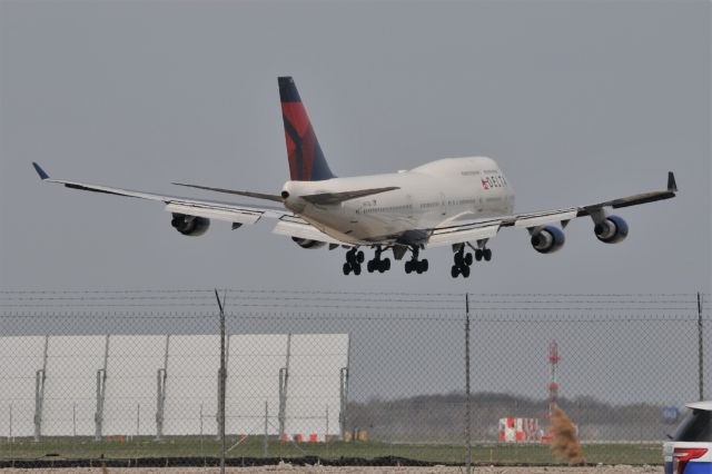 Boeing 747-400 (N673US)