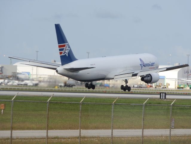 BOEING 767-200 (N316CM)