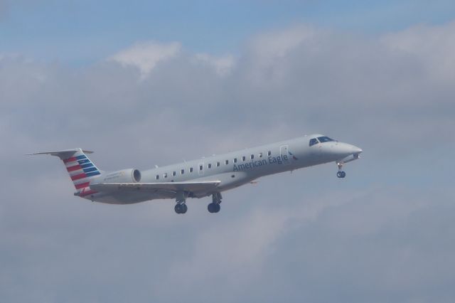 Embraer ERJ-145 (N820AE)