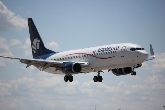 Boeing 737-800 (XA-JOY) - Landing on 35L.