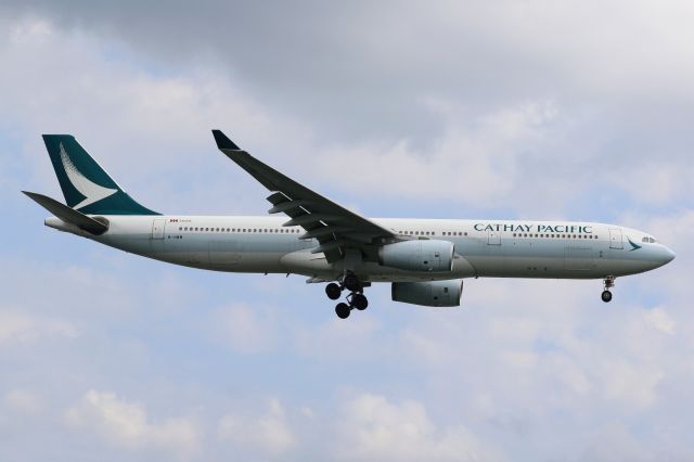 Airbus A330-300 (B-HWM)