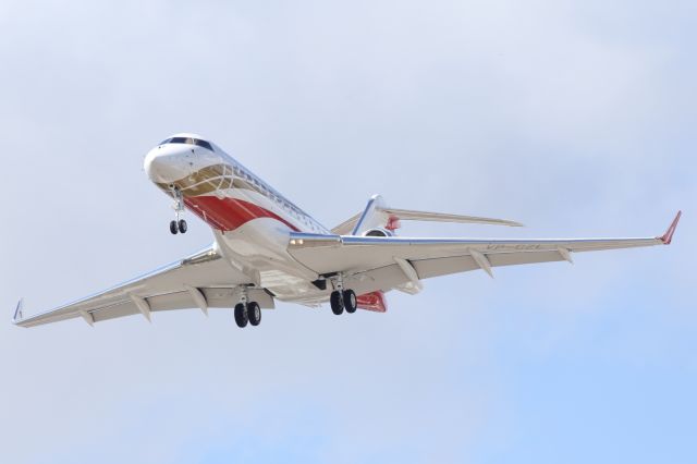 Bombardier Global Express (VP-CZL) - Approaching YBTL.