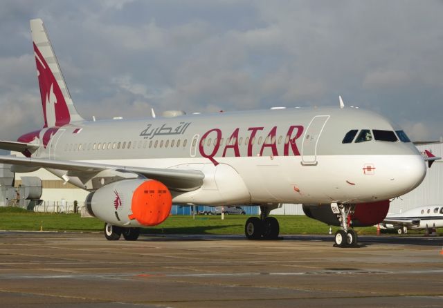 Airbus A320 (A7-MBK) - 04/12/2012