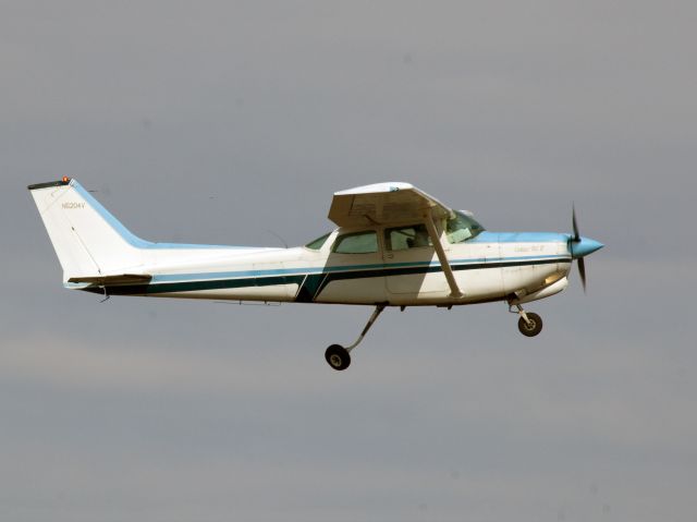 Cessna Skyhawk (N5204V) - The C172RG is a good aircraft, albeit somewhat underpowered. I never get tired to watch the gear retraction cycle of the Cessna single engine aircraft.