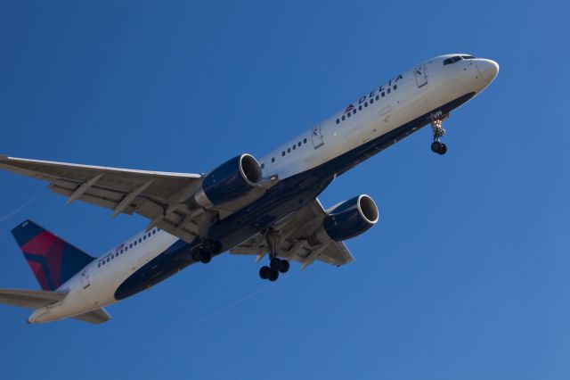 Boeing 757-200 (N699DL) - LAX