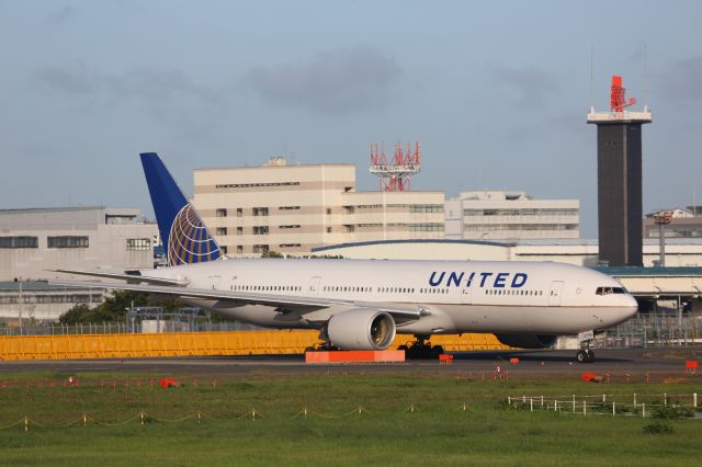 Boeing 777-200 (N796UA)