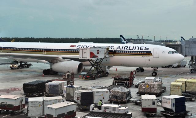 Airbus A330-300 (9V-STW) - Singapore Airlines Airbus A330-343 9V-STW in Singapore Changi