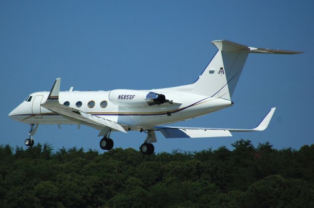 Gulfstream American Gulfstream 2 (N685SF) - Landing Baltimore 33L.