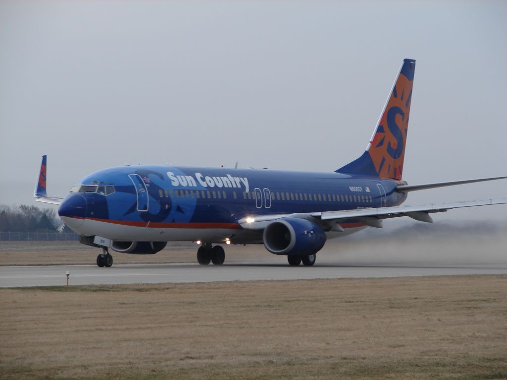 Boeing 737-700 (N806SY)