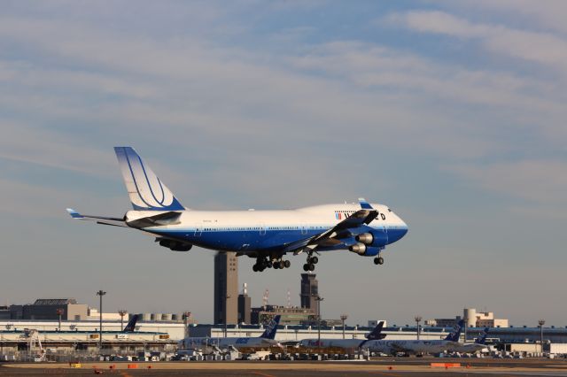 Boeing 747-400 (N107UA)